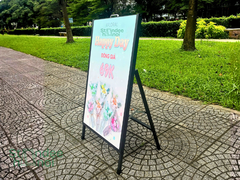 Standee Chữ A 1 Mặt: Nhỏ Gọn Nhưng Hiệu Quả Bất Ngờ!