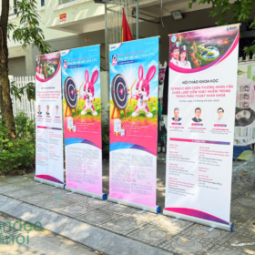 Standee cuốn nhôm 60x160cm và 80x200cm: Nên chọn loại nào?
