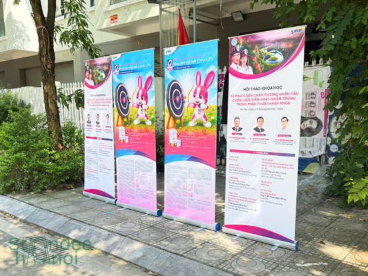 Standee cuốn nhôm 60x160cm và 80x200cm: Nên chọn loại nào?