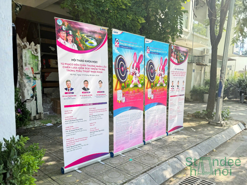 Standee cuốn nhôm 60x160cm và 80x200cm: Nên chọn loại nào?