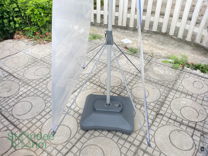 Standee X đế nước: 4 ưu điểm khi quảng cáo ngoài trời