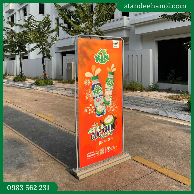 Standee kiểu cửa đế nhựa