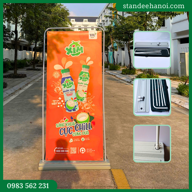 Standee kiểu cửa đế nhựa