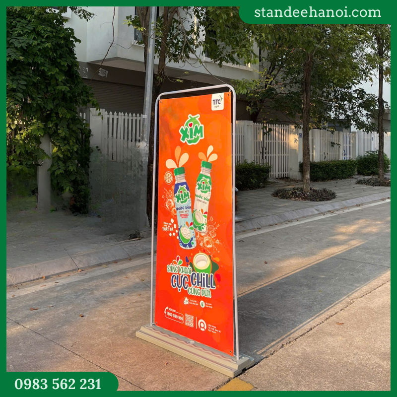 Standee kiểu cửa đế nhựa