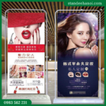 Standee kiểu cửa đế nhựa