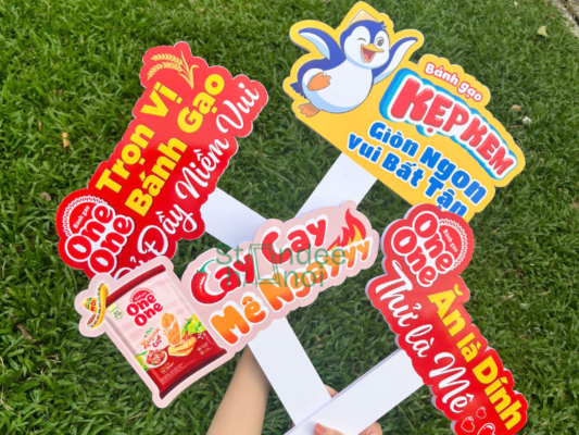 Hashtag cầm tay giá rẻ: 5 lưu ý trước khi đặt in
