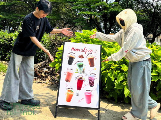 Standee gấp chữ A: 4 ưu điểm khi sử dụng tại điểm bán